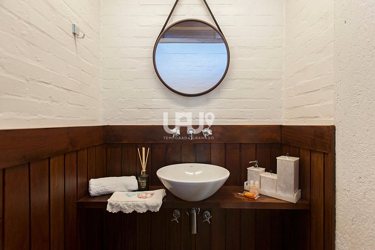 Casa 3Dorm. com piscina, jacuzzi e lago privativo!