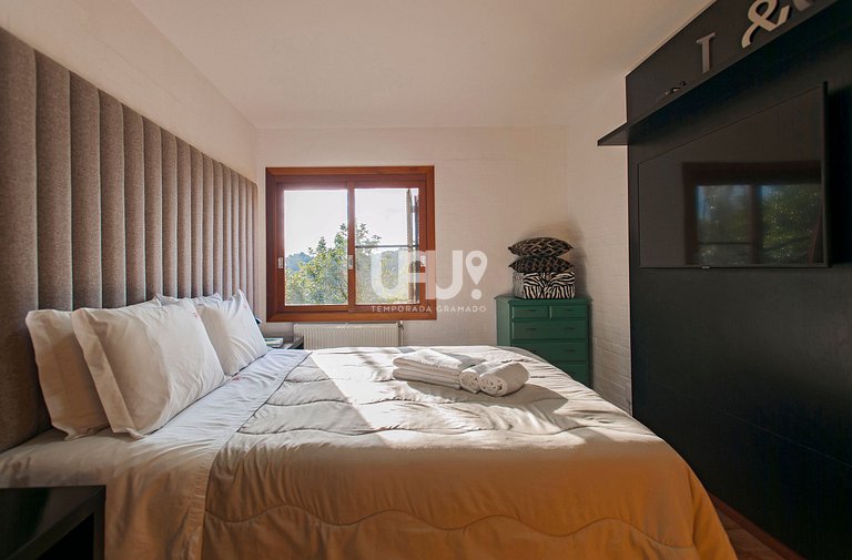 Casa 3Dorm. com piscina, jacuzzi e lago privativo!