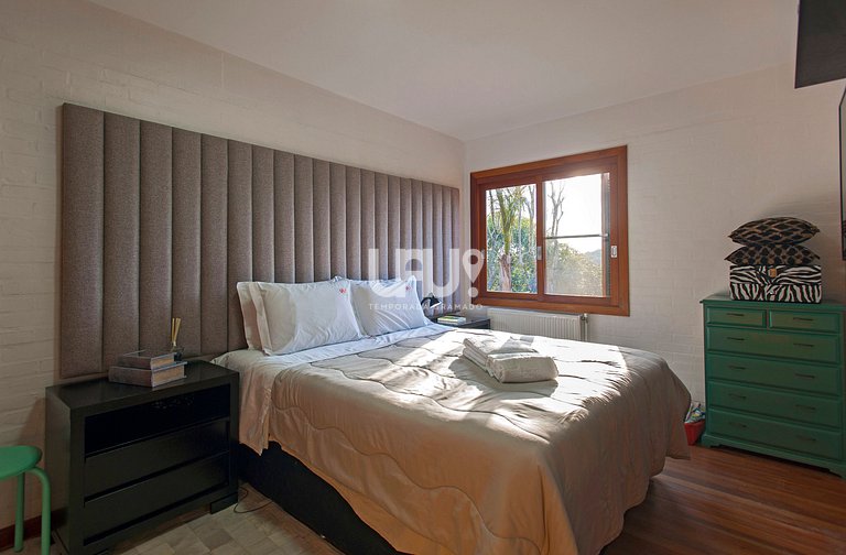 Casa 3Dorm. com piscina, jacuzzi e lago privativo!