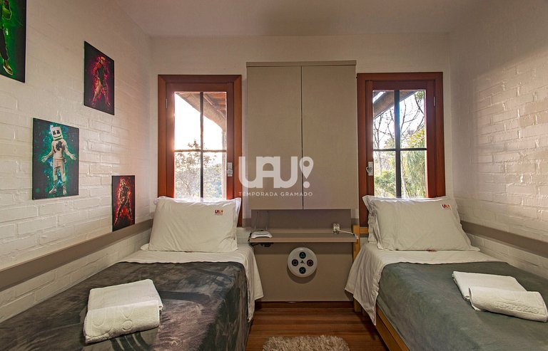 Casa 3Dorm. com piscina, jacuzzi e lago privativo!