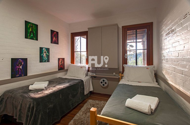 Casa 3Dorm. com piscina, jacuzzi e lago privativo!