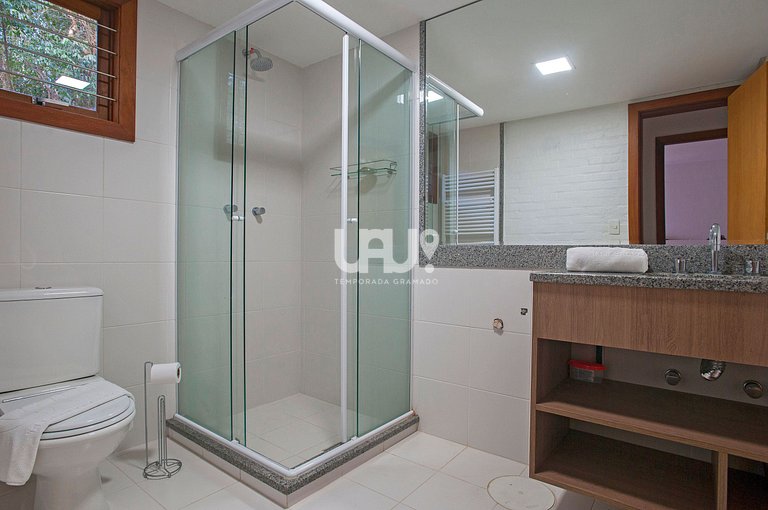 Casa 3Dorm. com piscina, jacuzzi e lago privativo!