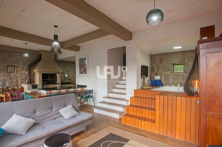 Casa 3Dorm. com piscina, jacuzzi e lago privativo!