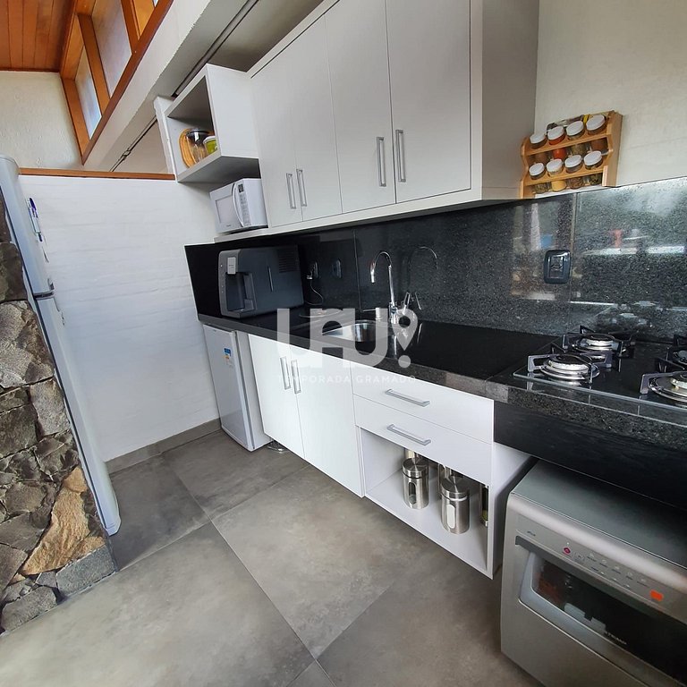 Casa 3Dorm. com piscina, jacuzzi e lago privativo!