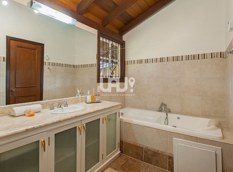 Casa Lago Negro - 5 dormitórios, 18 pax, junto a um dos cart