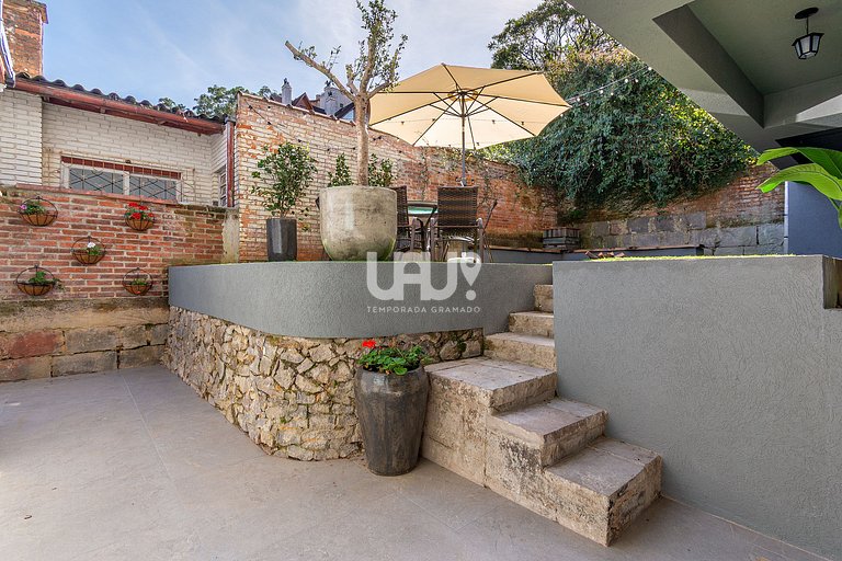 Jardim nada Secreto - 4 Suítes, 15 pax, no Centro!
