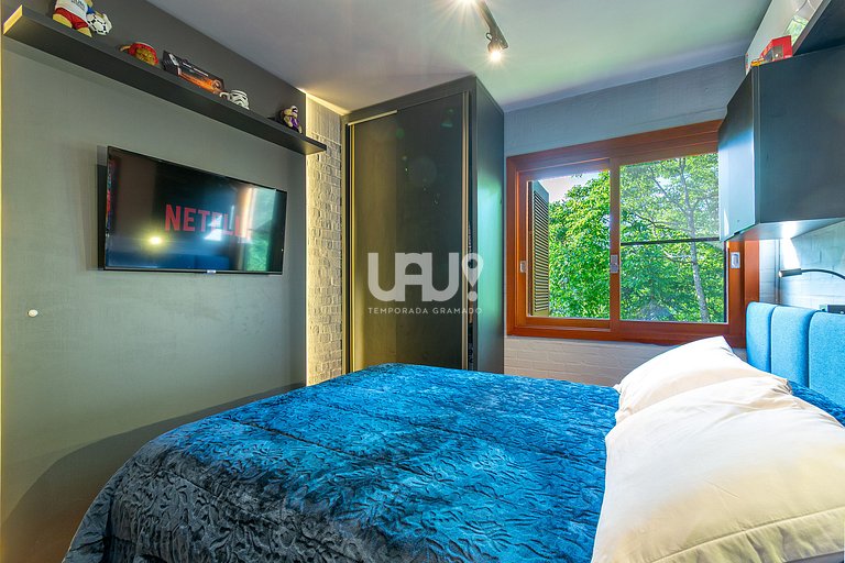 Casa 3Dorm. com piscina, jacuzzi e lago privativo!