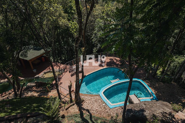 Casa de campo com piscina e jacuzzi em Gramado