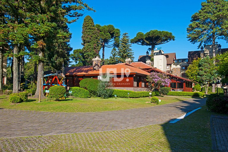 Villa Casa 6 - 4 dormitórios, 14pax, em Condomínio com pisci